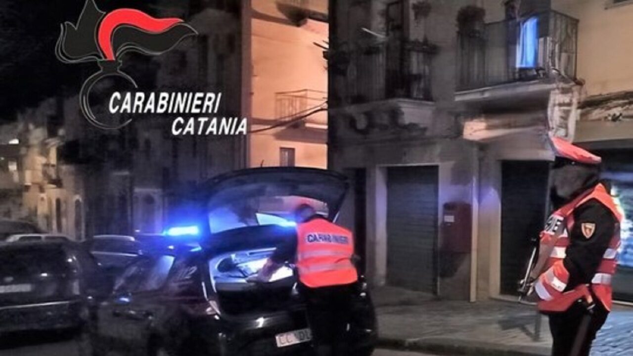 Inseguimento a Motta Sant’Anastasia, sorpreso 18enne con la droga e senza patente