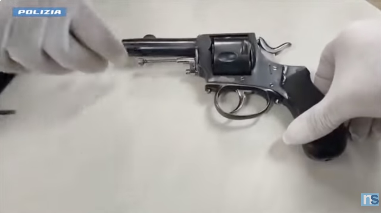 Siracusano con in casa e nel borsello una pistola clandestina con matricola abrasa – IL VIDEO