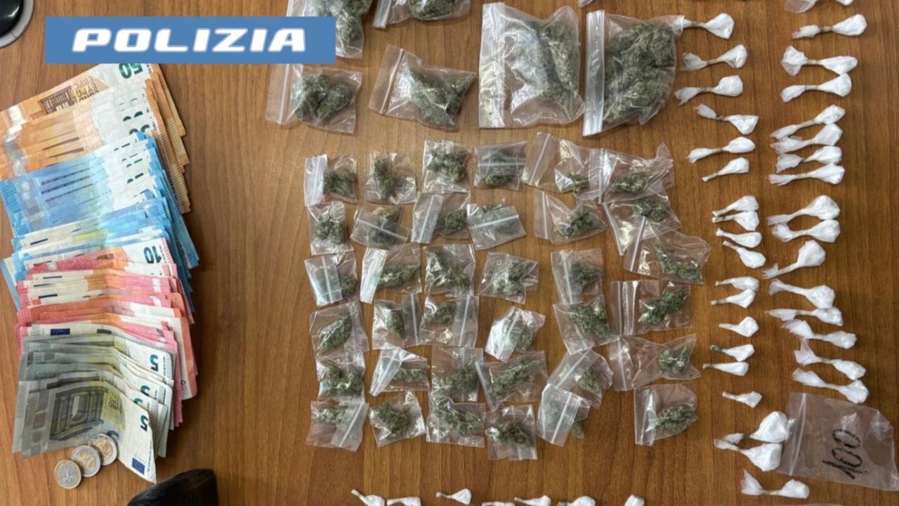 Catania, via Capo Passero “sotto scacco” della delinquenza: mezzo chilo di droga e munizioni. Arrestato anche un 25enne