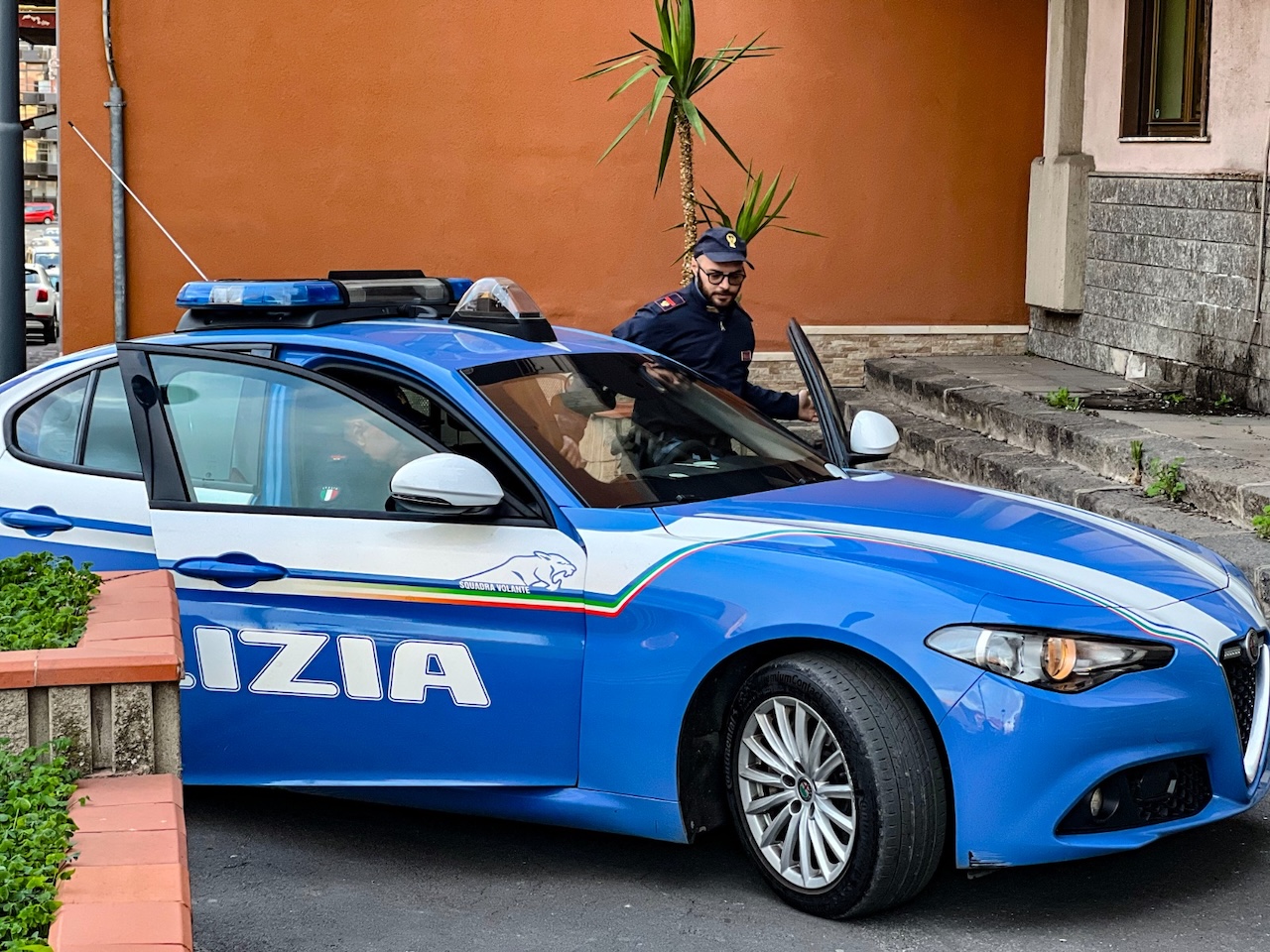 Adrano, rapine con maschere di Carnevale e pistola: arrestato 40enne