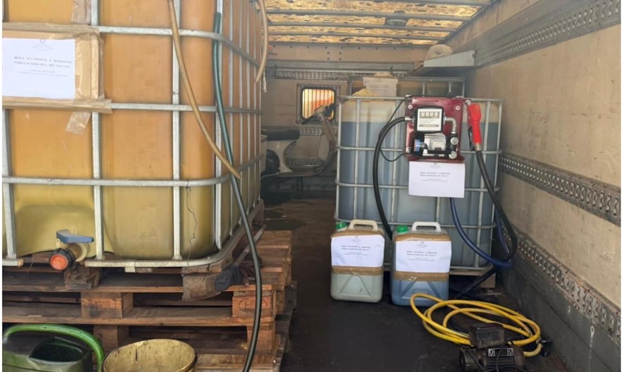 Vittoria, scoperto deposito abusivo di carburante: sequestrati 2.500 litri di gasolio agricolo