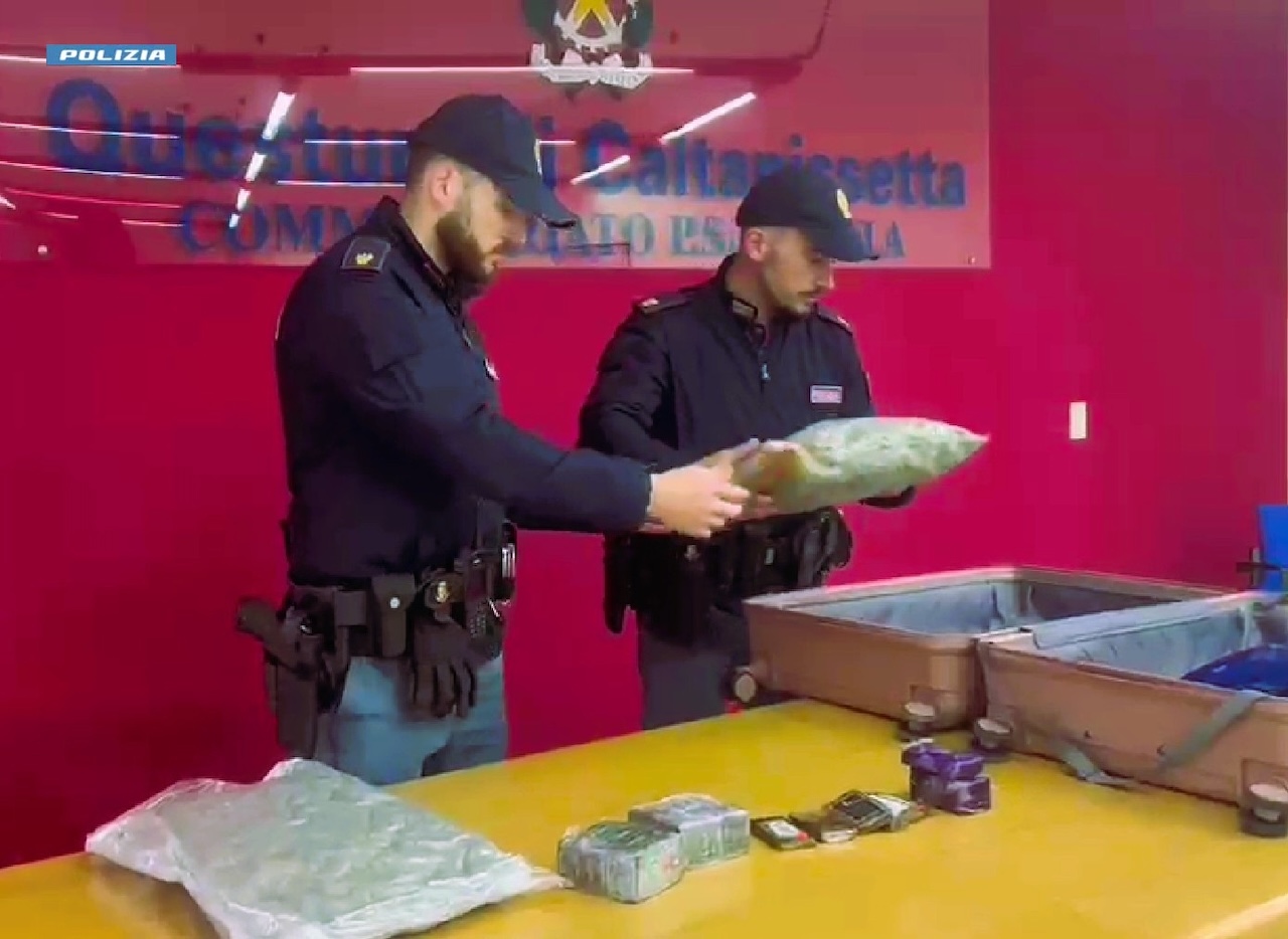 Gela, oltre 3 chili e mezzo di droga nascosti in un garage del centro storico: un arresto – IL VIDEO