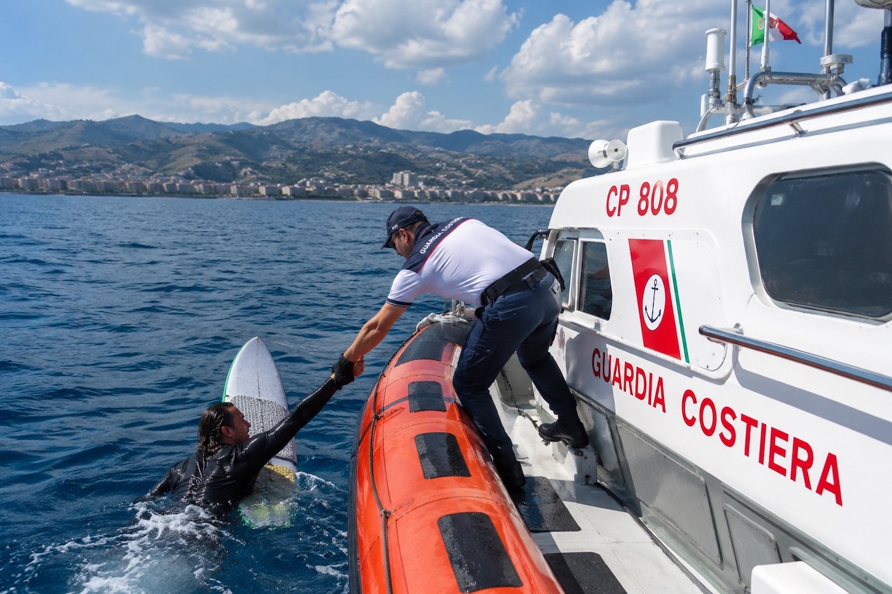 Messina, salvato surfista in difficoltà nello Stretto