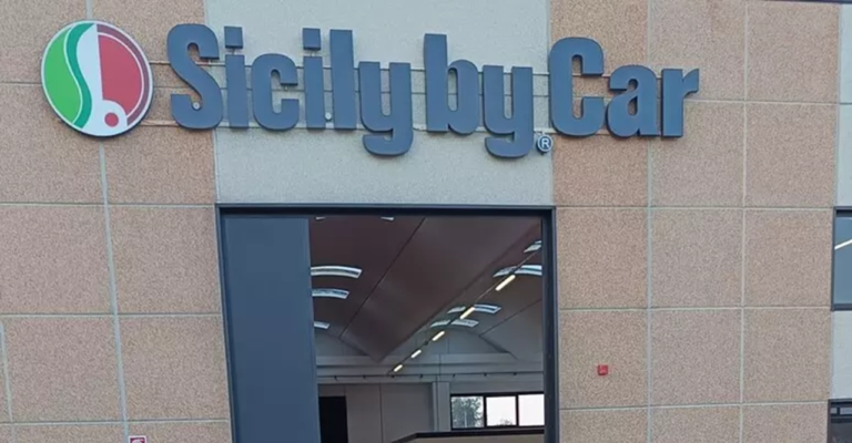 Rogo alla Sicily by Car, sit-in di solidarietà dopo l’attentato incendiario