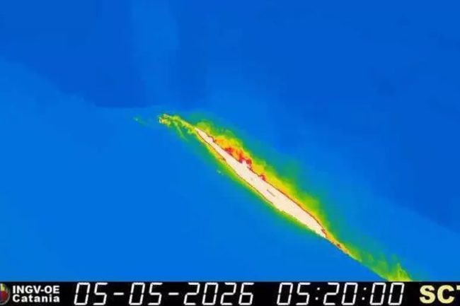 Stromboli, lava fino al mare nella notte: cresce l’attività del vulcano