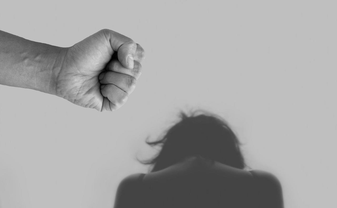 Picchia la compagna davanti al figlio: il racconto della notte di violenza nel Messinese