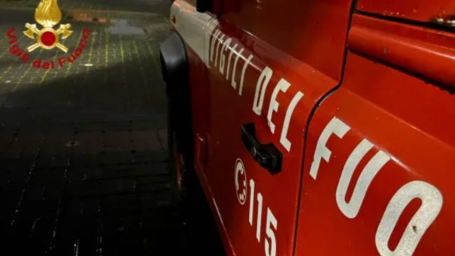 Incendio nella notte a Caltagirone, colpito locale del consigliere M5S Panarello