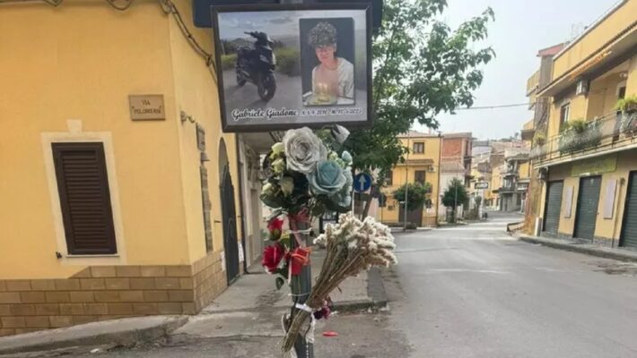 Barrafranca, 14enne morto in un incidente stradale: il Comune rimuove la targa affissa dalla famiglia