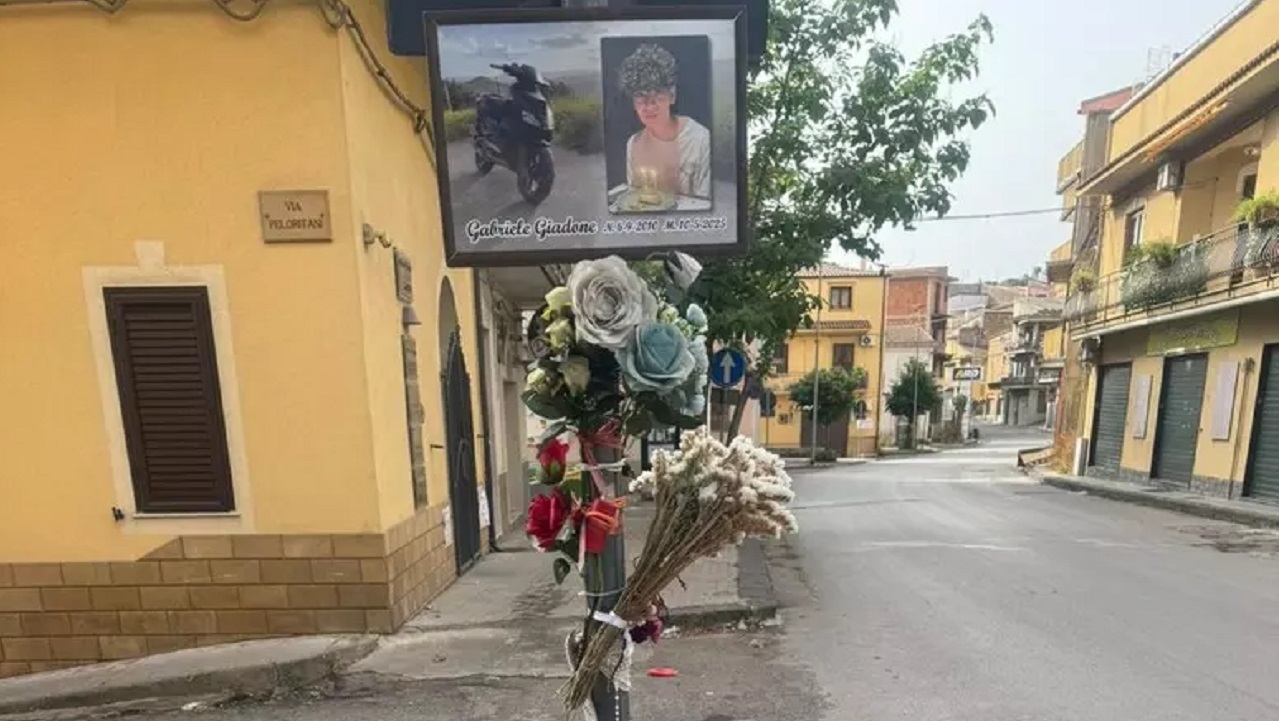 Barrafranca, 14enne morto in un incidente stradale: il Comune rimuove la targa affissa dalla famiglia