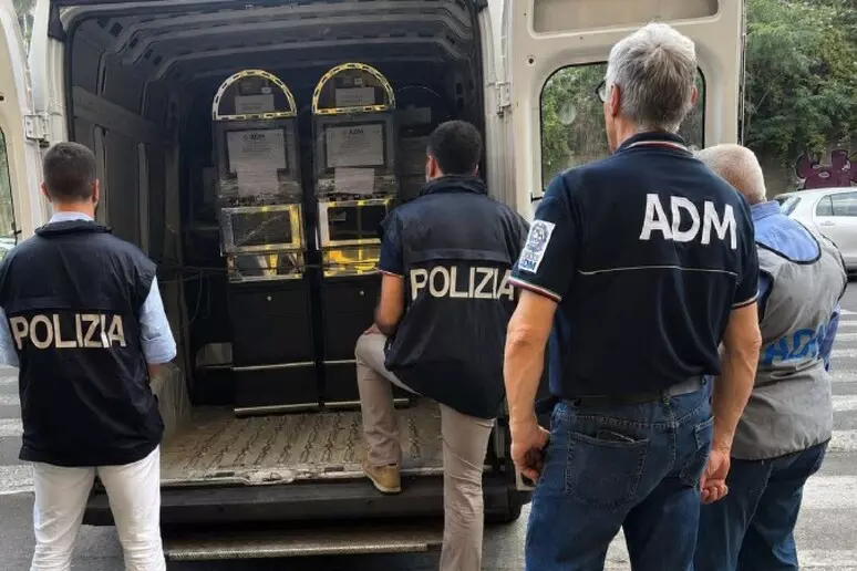 Sequestrati 14 giochi elettronici in un circolo privato di Catania: sanzioni per 700mila euro