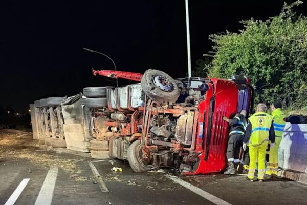 Camion invade la corsia opposta e si scontra con una 500: due feriti sulla A18