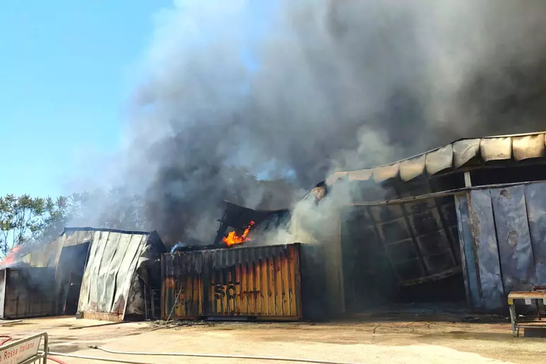 Incendio distrugge capannone della Croce rossa italiana a Castelvetrano