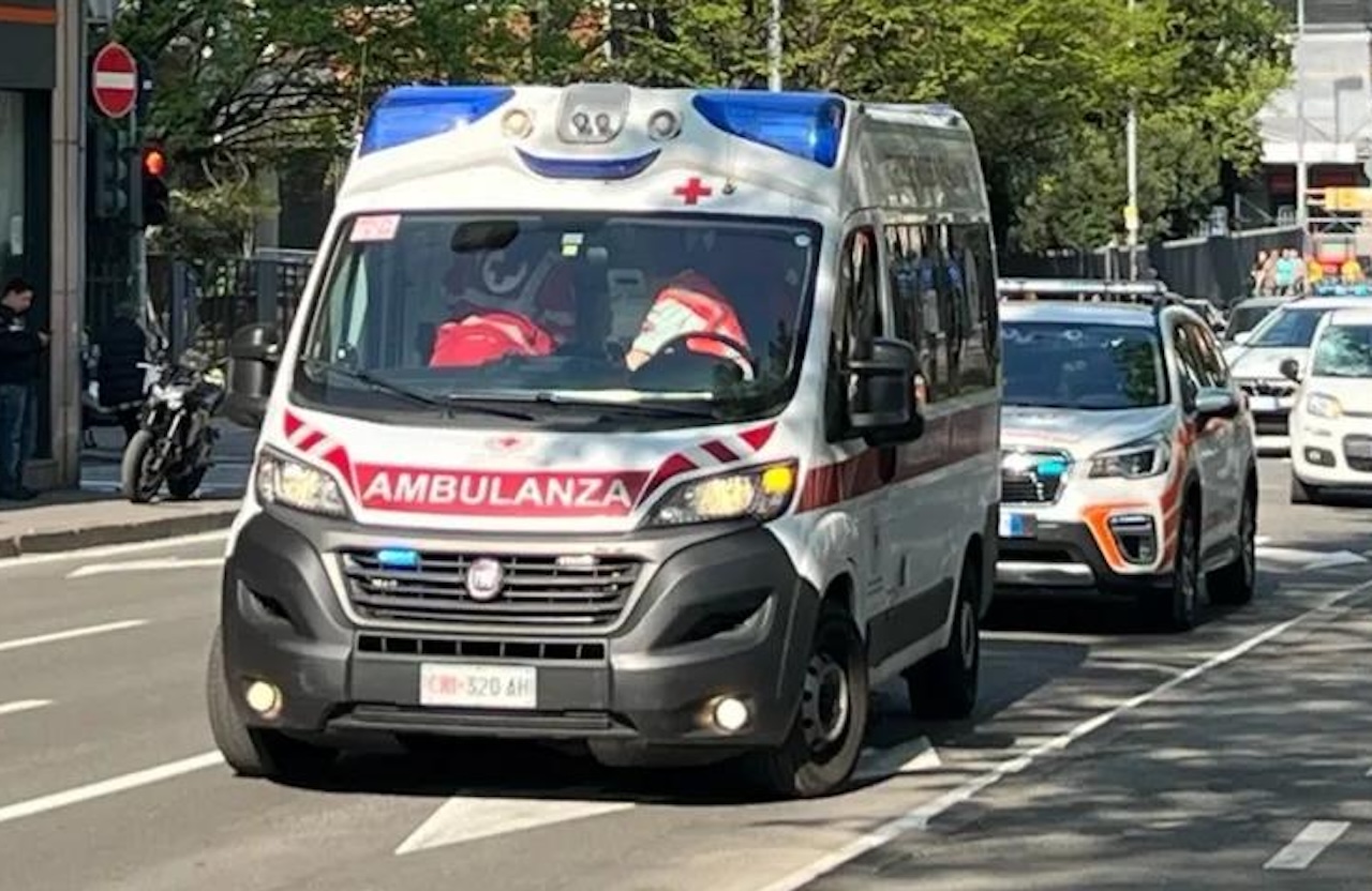 Siracusa, cade in strada e viene travolto da un autobus: muore un pensionato di 82 anni