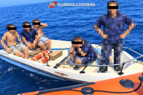 Cinque minorenni salvati al largo del porto di Trapani: decisivo l’intervento della Guardia Costiera