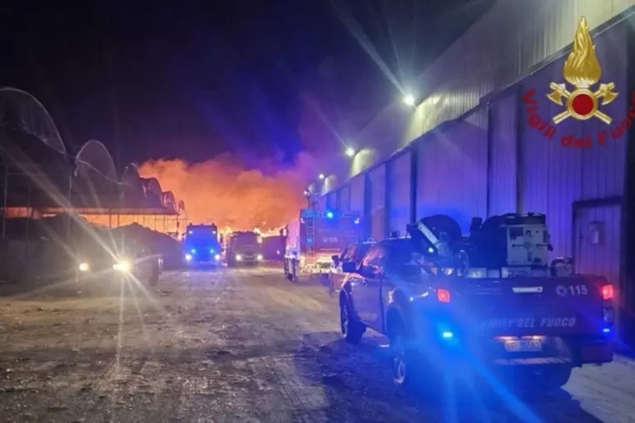 Marsala: in fiamme una ditta di trattamento rifiuti