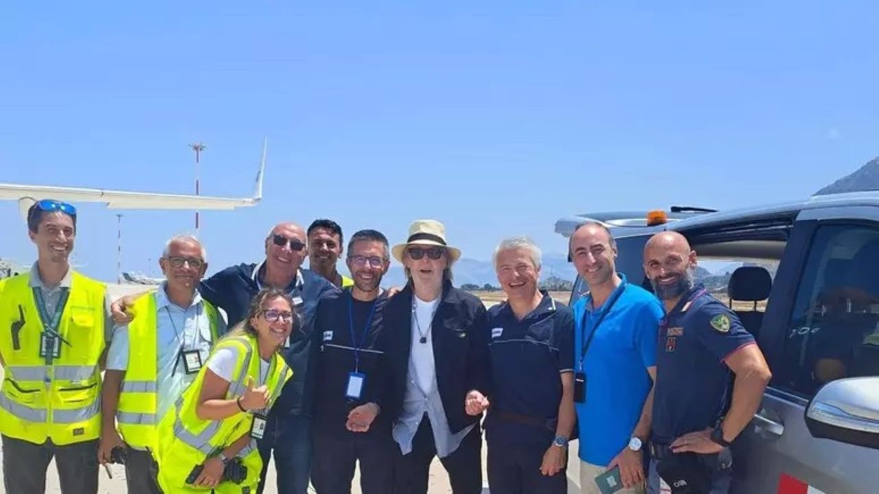 Paul McCartney atterra a Palermo con un jet privato: la foto con il personale dell’aeroporto