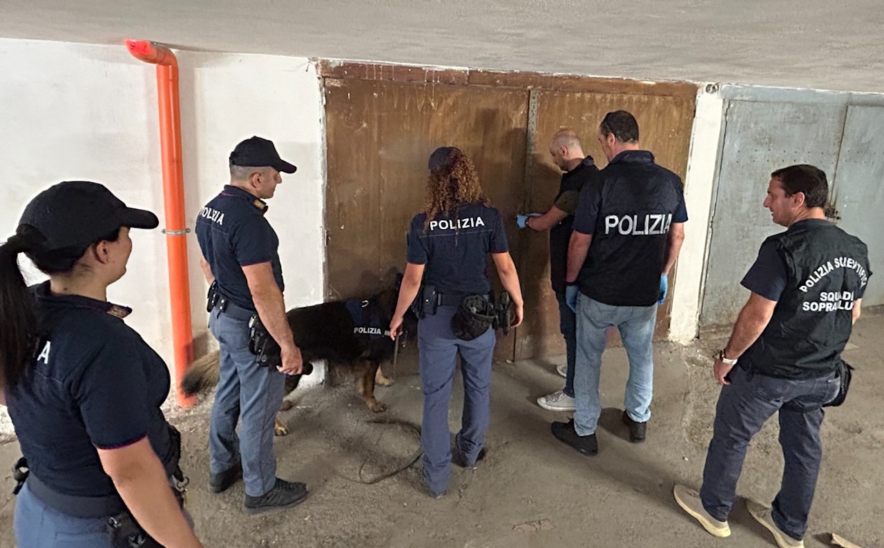 Arsenale di armi in un garage di Catania: dentro anche scooter rubati