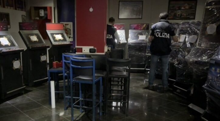 Catania, contrasto al gioco illegale: sequestrati 14 apparecchi irregolari in un circolo privato, sanzioni per oltre 155mila euro