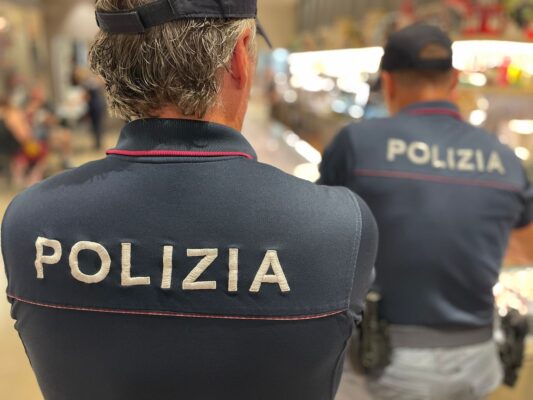 Catania, irregolarità in due attività: sequestrati 30 chili di alimenti non idonei al consumo