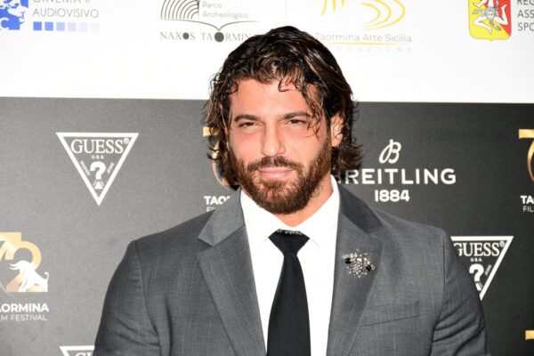 Can Yaman al Taormina Film Fest: la folla di fan per l’arrivo dell’attore turco di “Sandokan”