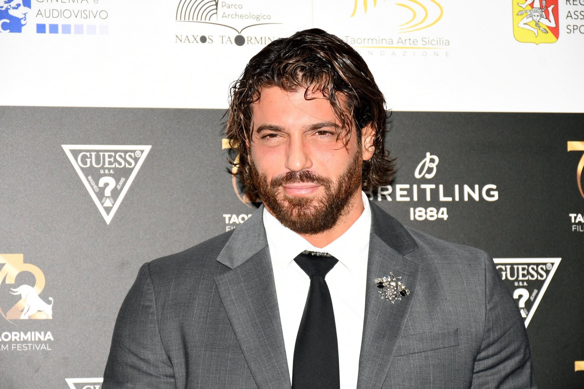 Can Yaman al Taormina Film Fest: la folla di fan per l’arrivo dell’attore turco di “Sandokan”