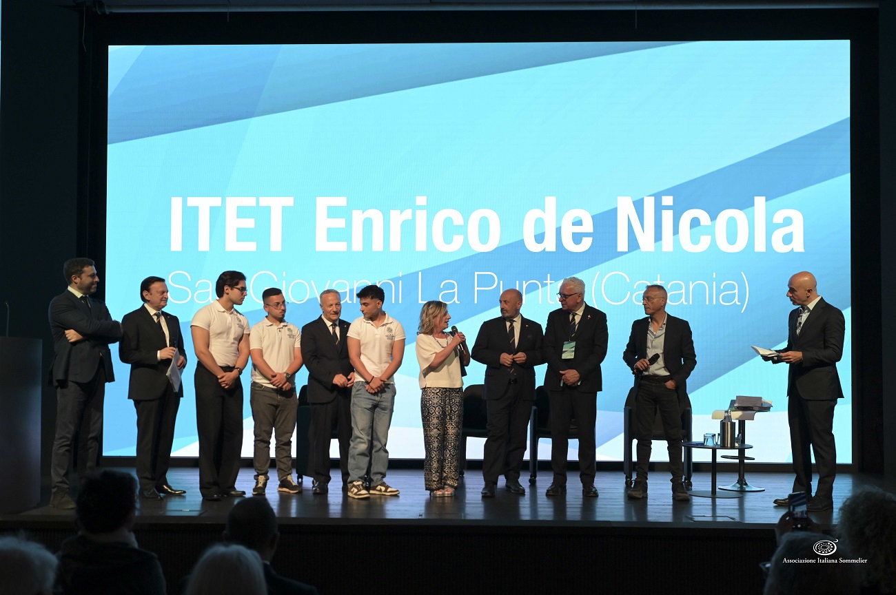 L’I.T.E.T. “E. De Nicola” tra i vincitori del concorso nazionale AIS con il progetto “L’uliveto al centro, la comunità intorno”