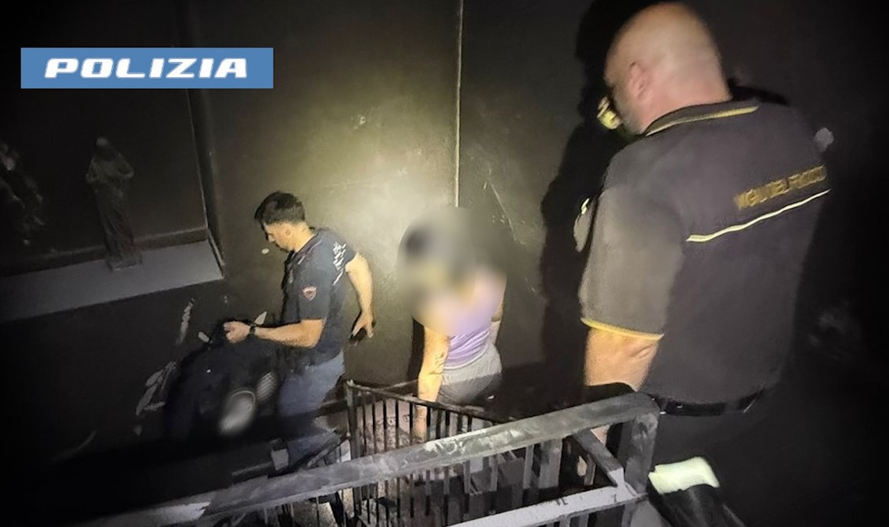 Palazzo in fiamme in via della Concordia ma lui pensa a salvare la droga – IL VIDEO