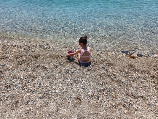 Piccola eroina del mare a Letojanni: Aurora, a soli 6 anni, salva le meduse e dà una lezione agli adulti