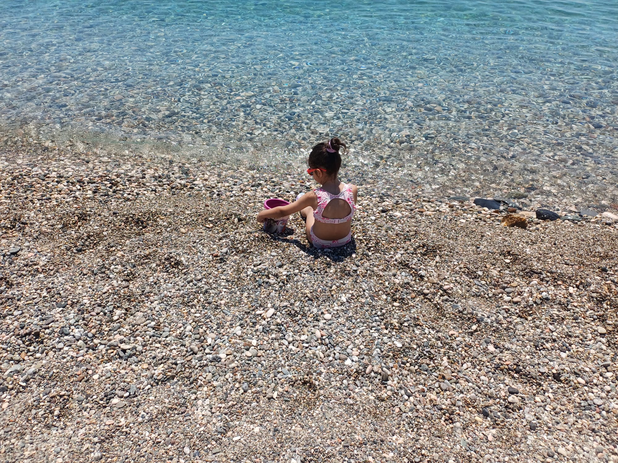 Piccola eroina del mare a Letojanni: Aurora, a soli 6 anni, salva le meduse e dà una lezione agli adulti