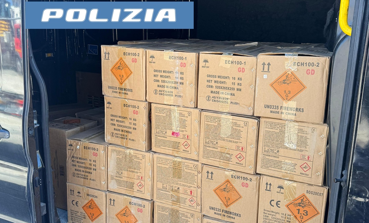 Fermato in tangenziale con una tonnellata di fuochi pirotecnici: maxi sequestro della Polizia, denunciato un 36enne