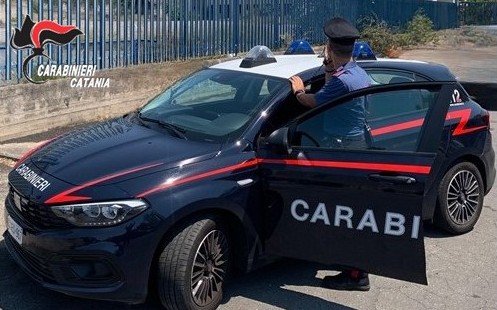 Aci Castello, martello e coltello nella cintura: denunciato un 44enne