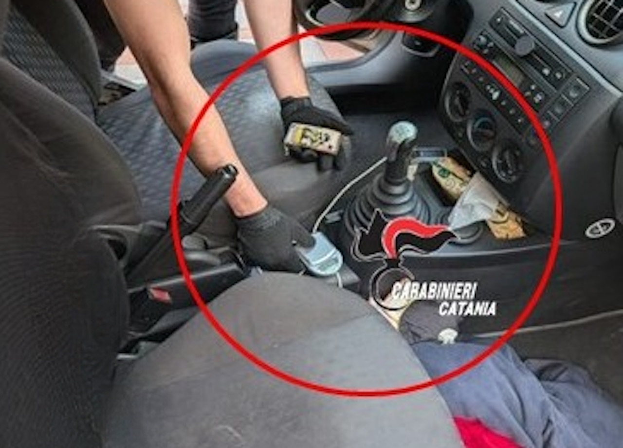 Acireale, tenta di sfuggire a un controllo dei Carabinieri: arrestato 19enne con oltre 100 grammi di hashish