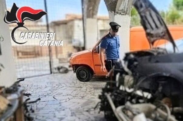 Belpasso, scoperta carrozzeria abusiva con sversamenti di oli esausti. Sequestrato anche un cavallo