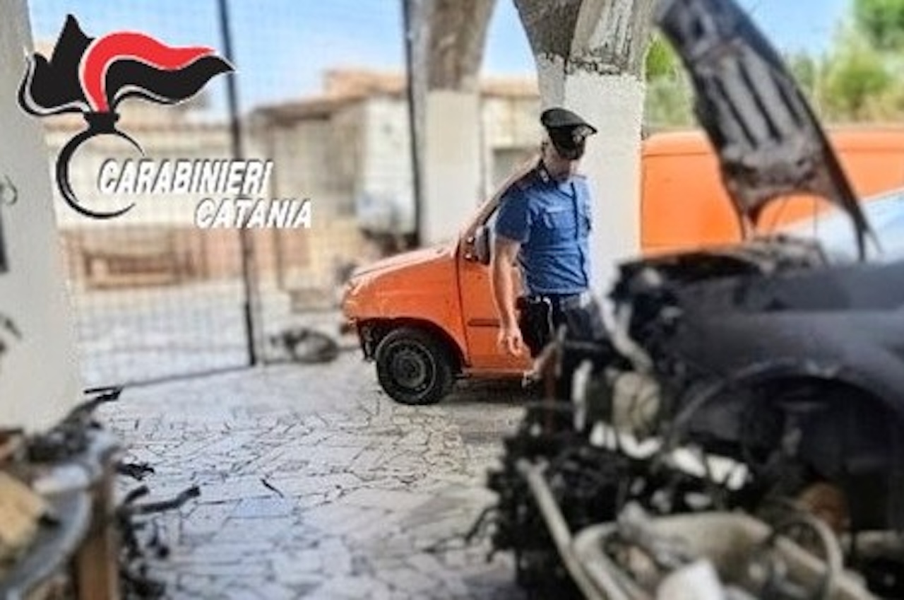Belpasso, scoperta carrozzeria abusiva con sversamenti di oli esausti. Sequestrato anche un cavallo