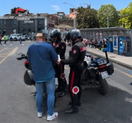 Parcheggiatore abusivo sorpreso in azione nonostante il Daspo urbano: denunciato 29enne