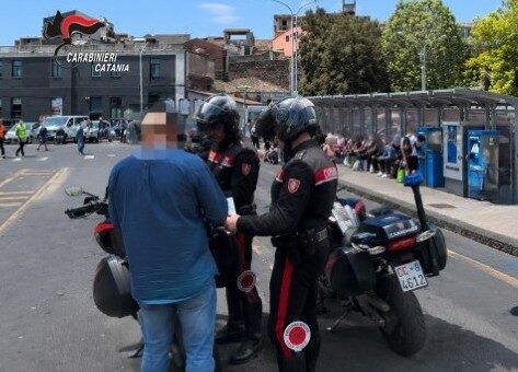 Parcheggiatore abusivo sorpreso in azione nonostante il Daspo urbano: denunciato 29enne