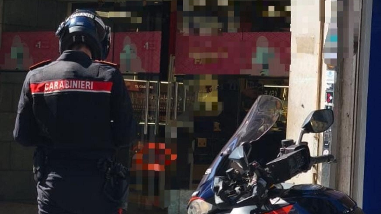 Catania, commettono un furto in via Etnea e ne tentano un altro
