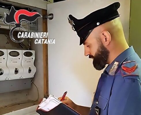 Allaccio abusivo alla rete elettrica nel centro storico di Catania: denunciato un 22enne