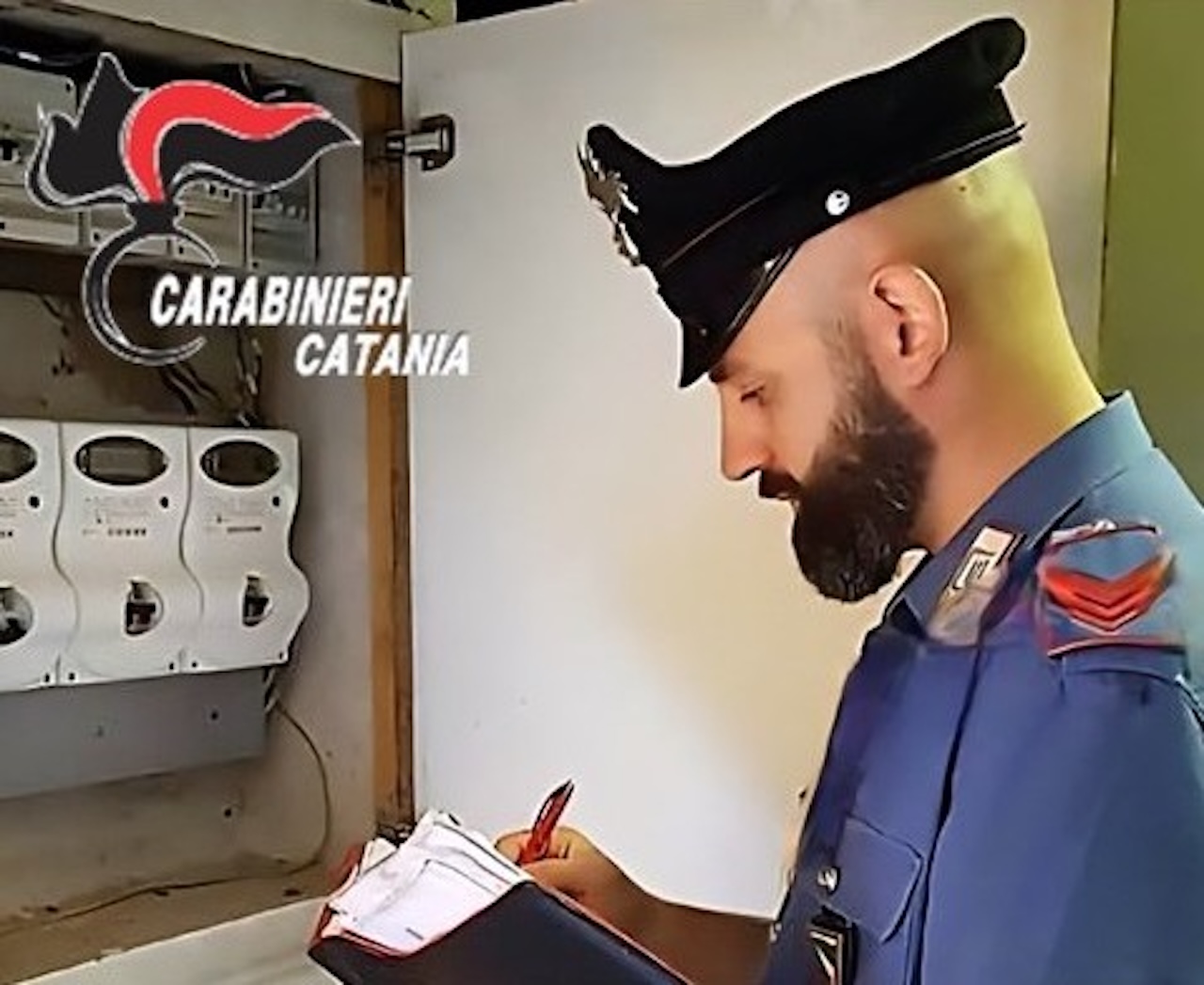 Allaccio abusivo alla rete elettrica nel centro storico di Catania: denunciato un 22enne