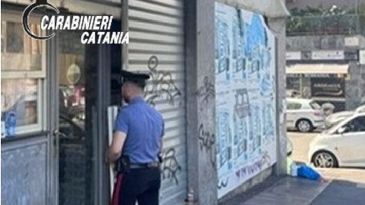 Catania, rapina alimentari e picchia il proprietario: arrestato 29enne
