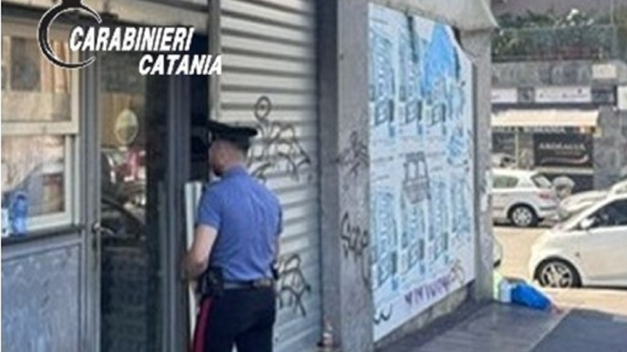 Catania, rapina alimentari e picchia il proprietario: arrestato 29enne