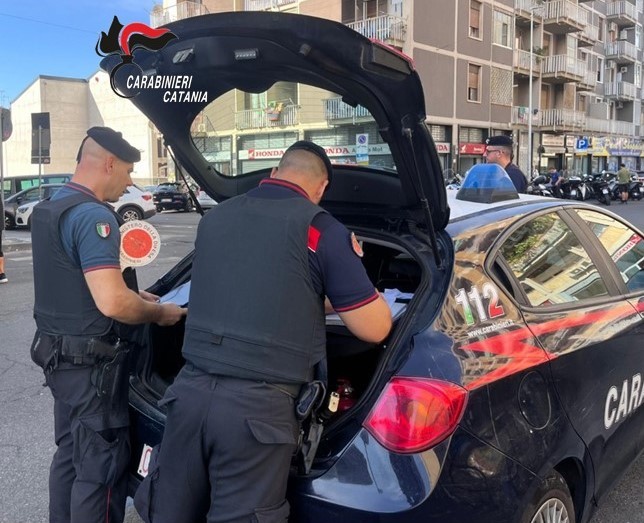 Fingono di acquistare gioielli e spariscono con due collane d’oro da 5mila euro: coppia denunciata a Catania