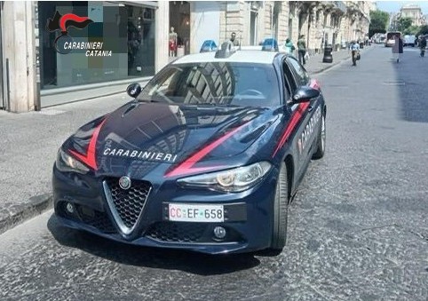Evade dai domiciliari, ruba vestiti in un negozio e prova a eludere l’antitaccheggio: arrestato 19enne a Catania