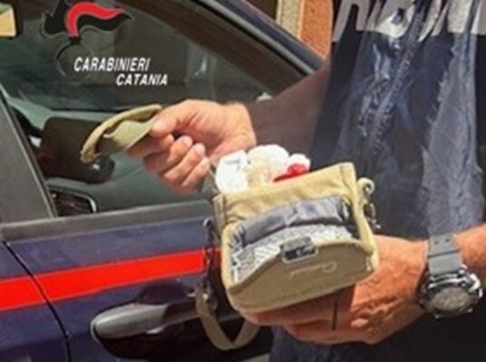 Lancia la droga dalla finestra durante il blitz dei Carabinieri: arrestato 55enne a San Cristoforo