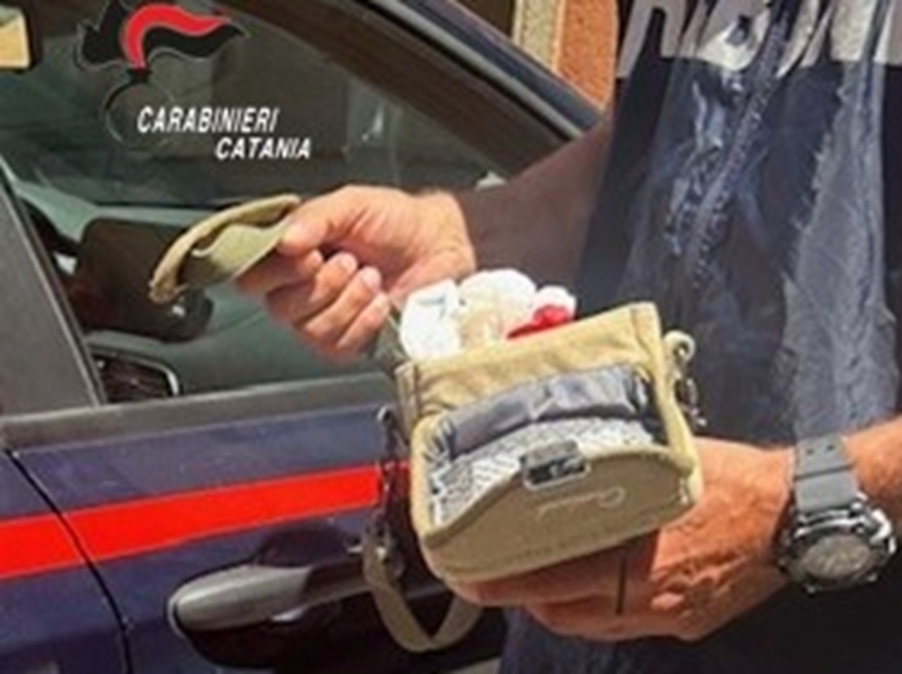 Lancia la droga dalla finestra durante il blitz dei Carabinieri: arrestato 55enne a San Cristoforo