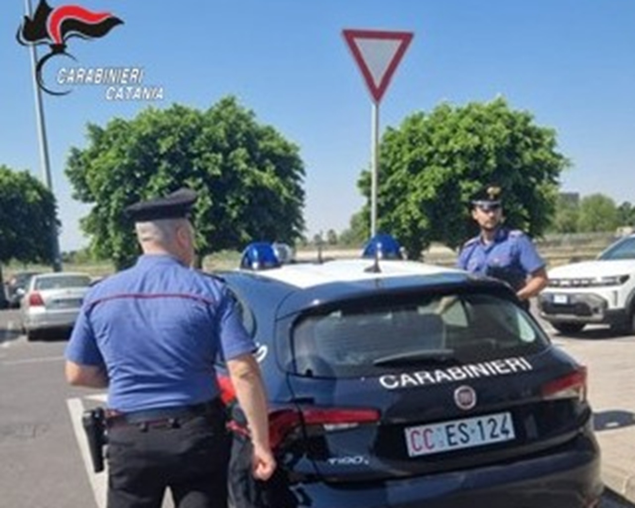 Sorpresi mentre smontano i fari di un SUV nel parcheggio di un centro commerciale: arrestato un 20enne, denunciato un 15enne