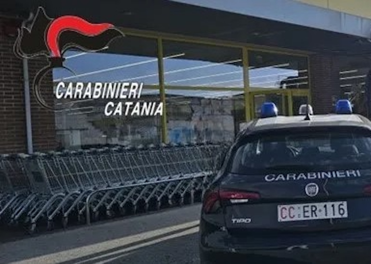Paternò, sorpreso con un carrello pieno di merce rubata: arrestato 27enne dopo una colluttazione con i Carabinieri