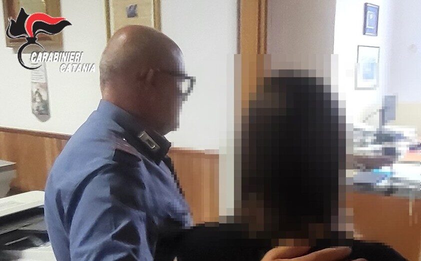 Pedinamenti, minacce e messaggi ossessivi all’ex compagna: 32enne arrestato dai carabinieri nel Catanese