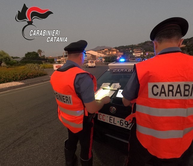 Fermata al volante mentre usa il cellulare, aggredisce i carabinieri durante il controllo: denunciata 34enne