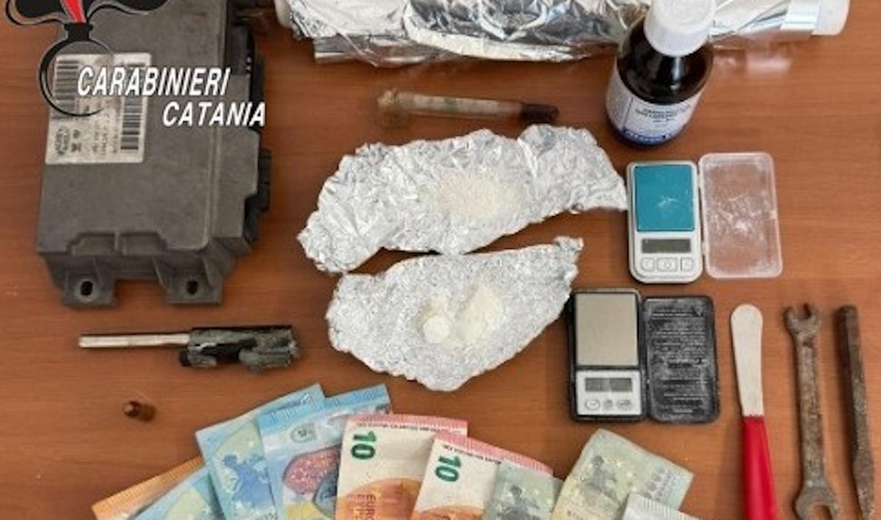 Crack, cocaina e telecamere fuori: così una coppia di Scordia spacciava in casa